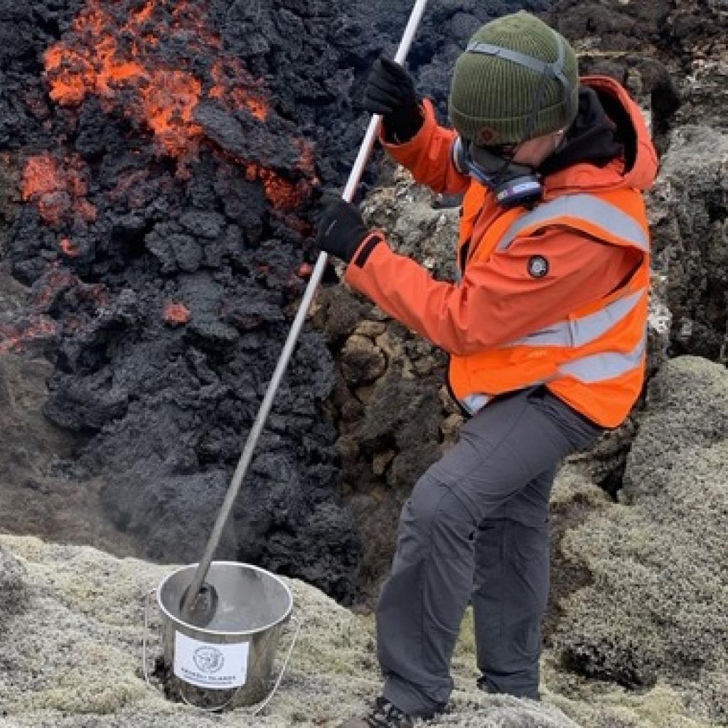 Chemical analysis shows that the lava in the Sundhnúksgígar eruptions ...